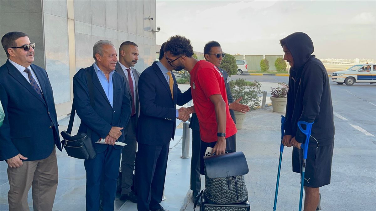 عمر مرموش بالعكازين