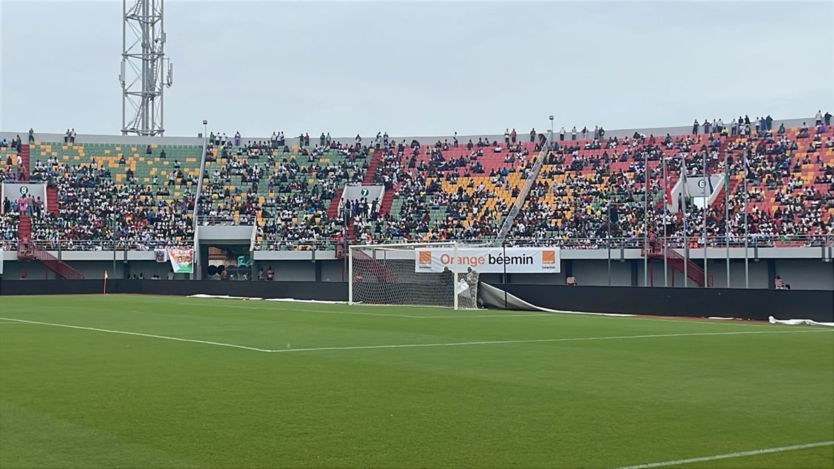 <strong>قبل أقل من ساعة.. أمطار غزيرة على ملعب مباراة مصر وبوركينا فاسو</strong>