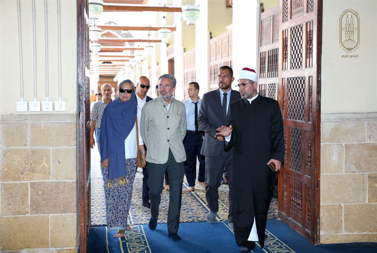 من صحنه العامر.. السفير الإيطالي يشيد بالأنشطة العلمية والدعوية للجامع الأزهر في عهد الإمام الطيب