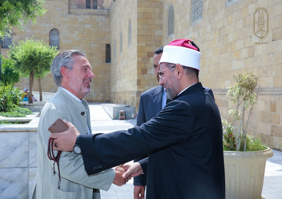من صحنه العامر.. السفير الإيطالي يشيد بالأنشطة العلمية والدعوية للجامع الأزهر في عهد الإمام الطيب