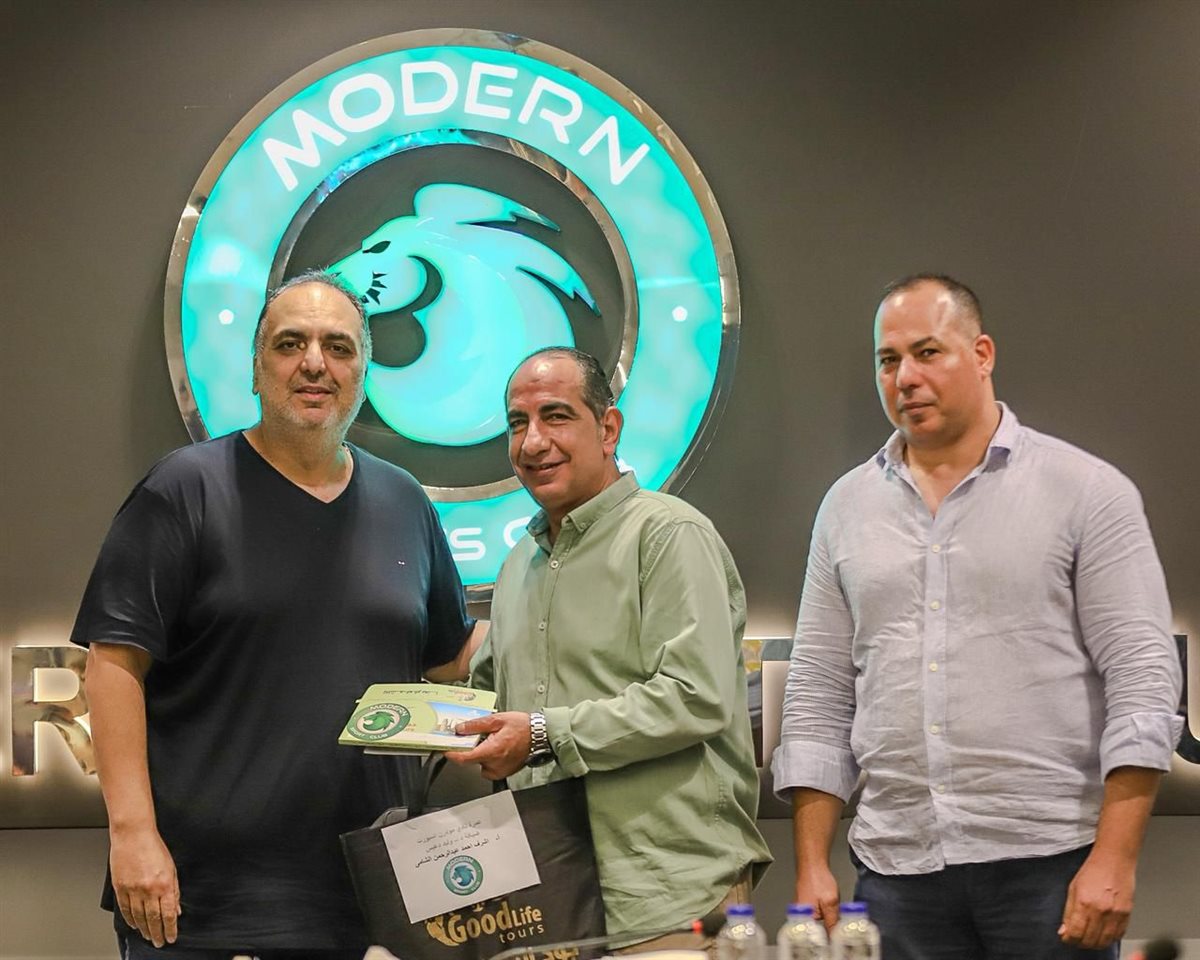 رئيس مودرن يهدي النقاد الرياضيين رحلات عمرة