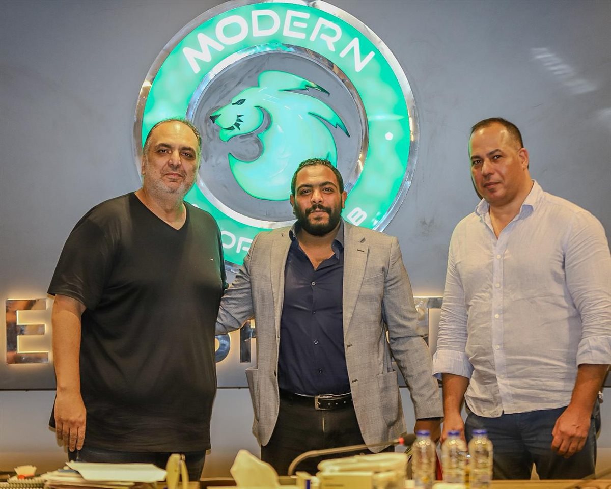 وليد دعبس رئيس نادي مودرن يهدي النقاد الرياضيين رحلات عمرة