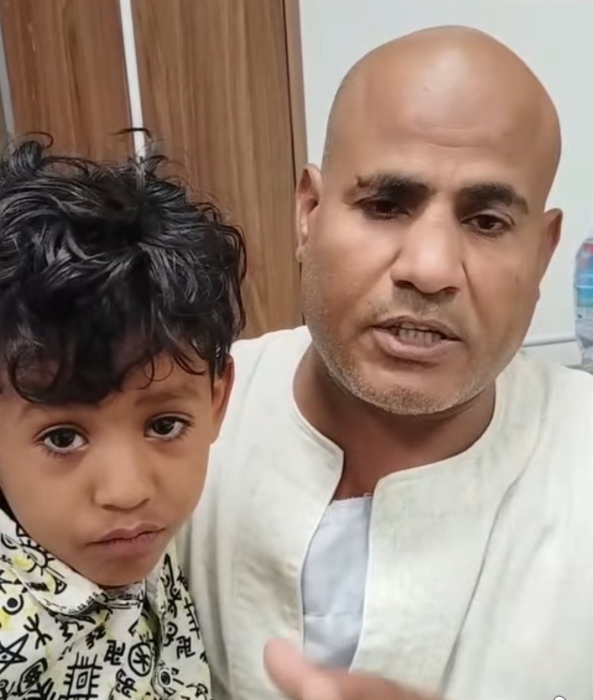 الصغير ووالدة بعد إنقاذ حياتة 