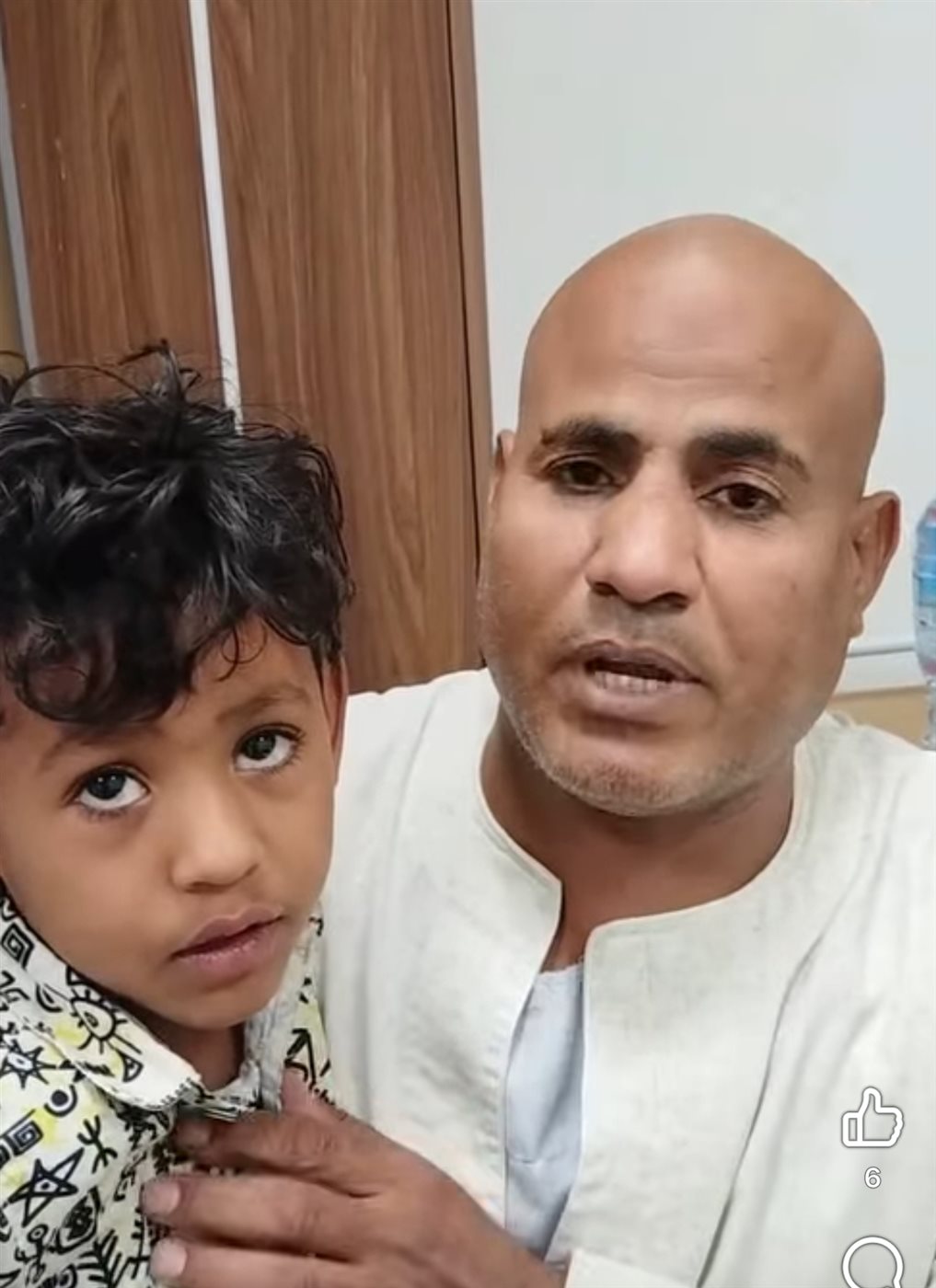 الصغير ووالدة بعد إنقاذ حياتة 