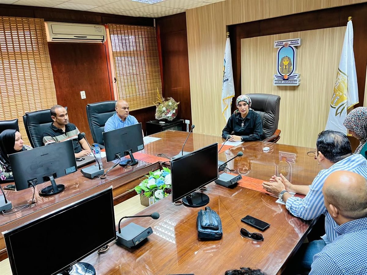 اجتماع رئيس جامعة الأقصر 