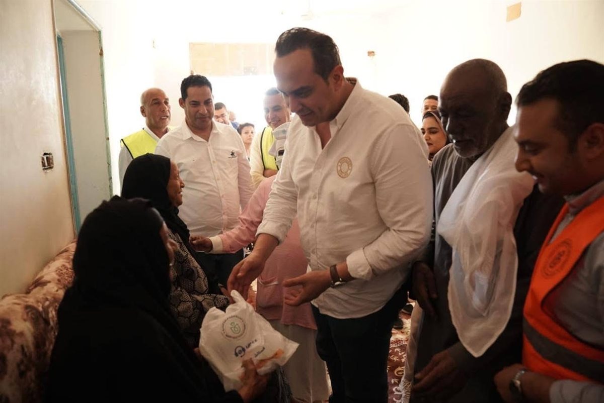 رئيس هيئة الرعاية يشارك بمبادرة توزيع الأدوية بالأقصر