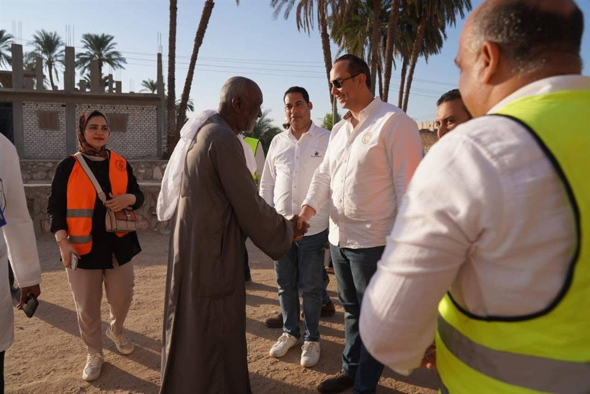 رئيس هيئة الرعاية يشارك بمبادرة توزيع الأدوية بالأقصر