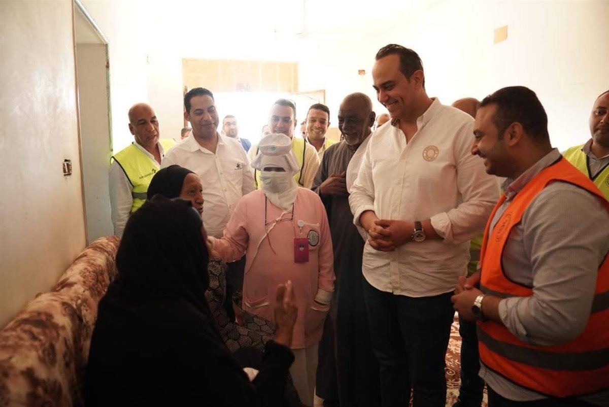 رئيس هيئة الرعاية يشارك بمبادرة توزيع الأدوية بالأقصر