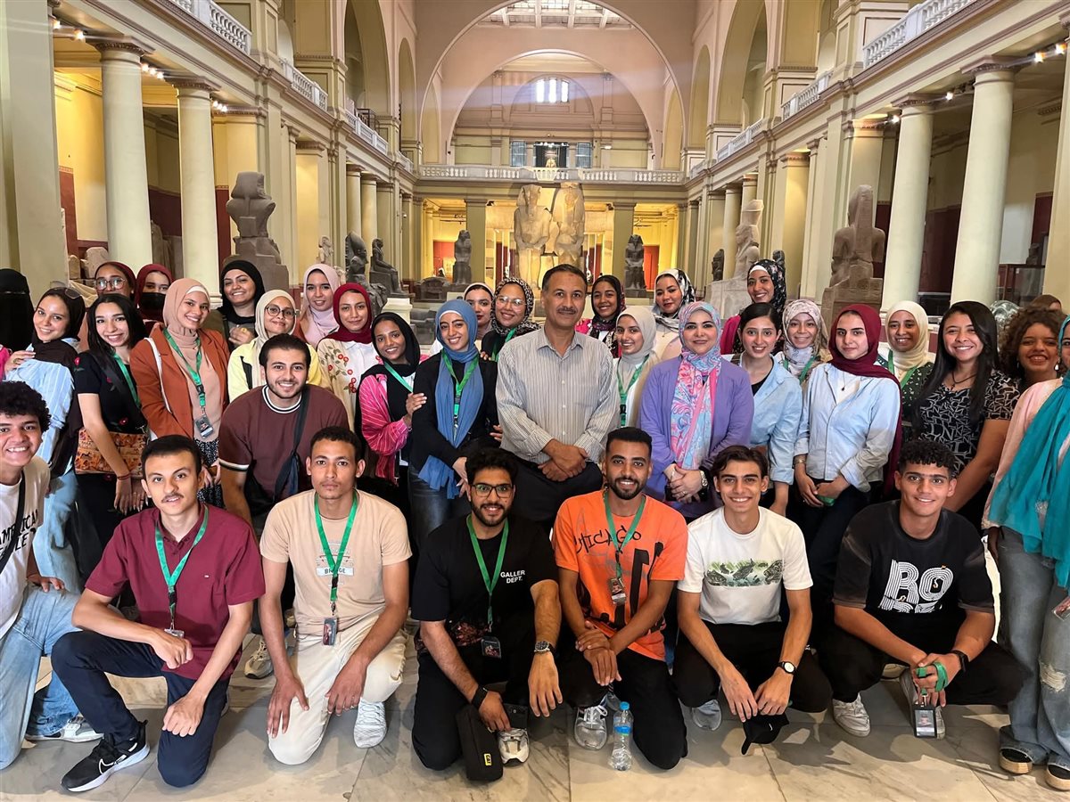 فريق المتحف المصري بالتحرير 