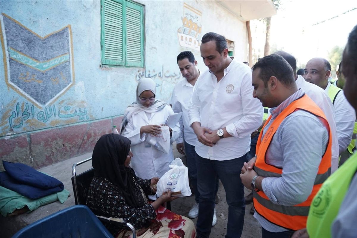 رئيس هيئة الرعاية يشارك بمبادرة توزيع الأدوية بالأقصر
