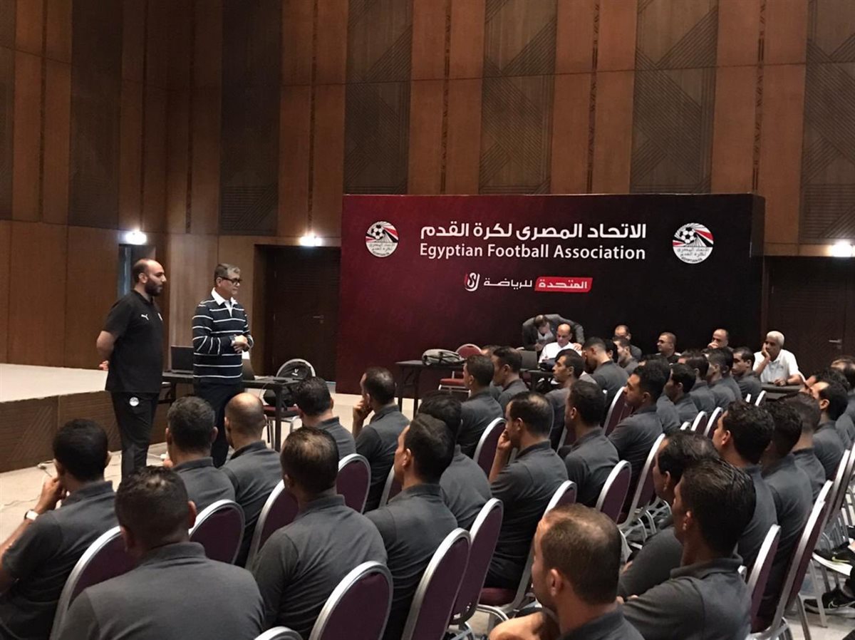 اجتماع أوسكار مع حكام الدوري الممتاز (6)