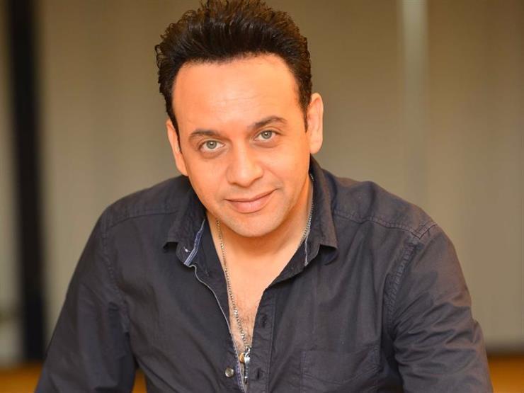 الفنان مصطفى قمر