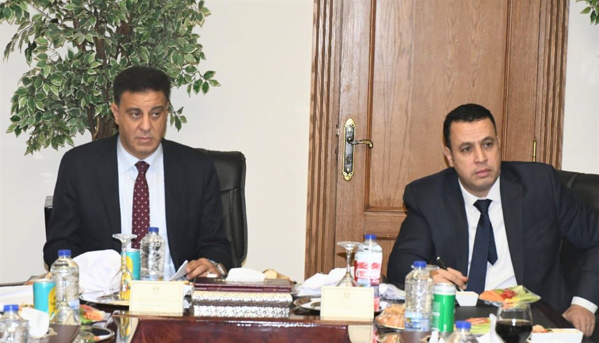 جانب من اجتماع وزير الرياضة لبحث خطة تطوير ستاد القاهرة