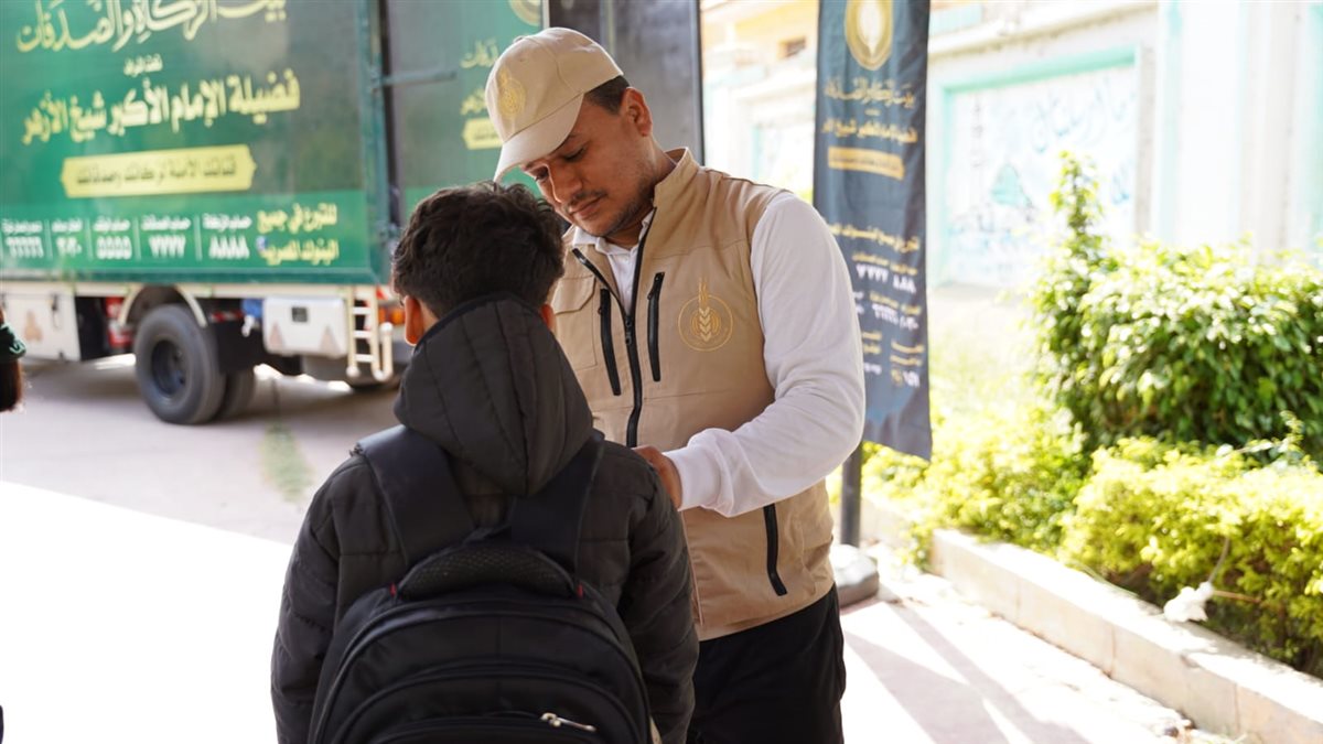 بيت الزكاة والصدقات ينتهي من توزيع الأدوات الكتابية والزي المدرسي على الطلاب