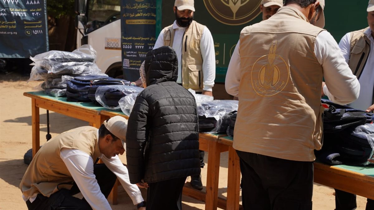 بيت الزكاة والصدقات ينتهي من توزيع الأدوات الكتابية والزي المدرسي على الطلاب