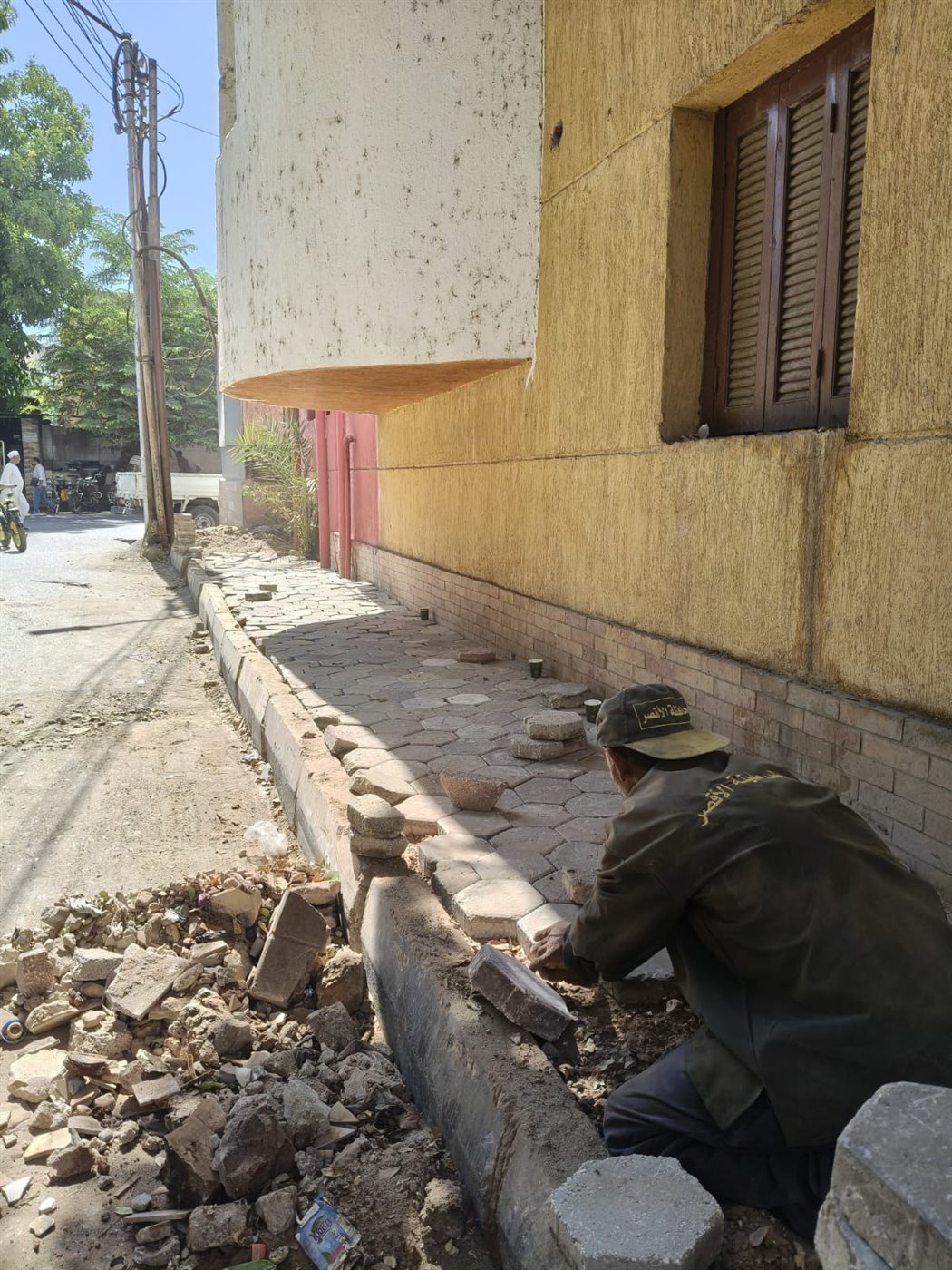 صيانة 20 كشاف إنارة بكورنيش النيل وإعادة تأهيل الجزر الوسطى بحي جنوب الأقصر