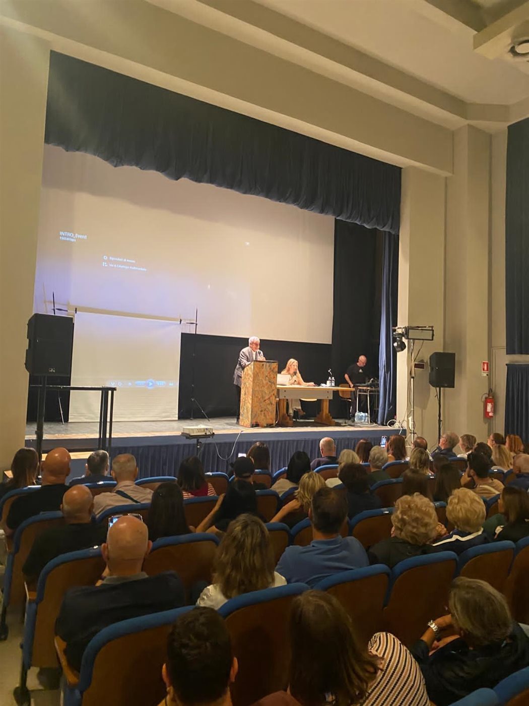 زاهي حواس يبهر إيطاليا ويعلن مواعيد افتتاح معرض كنوز الفراعنة