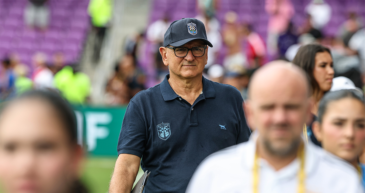 بول بوسا المدير الفني لفريق أوكلاند سيتي 