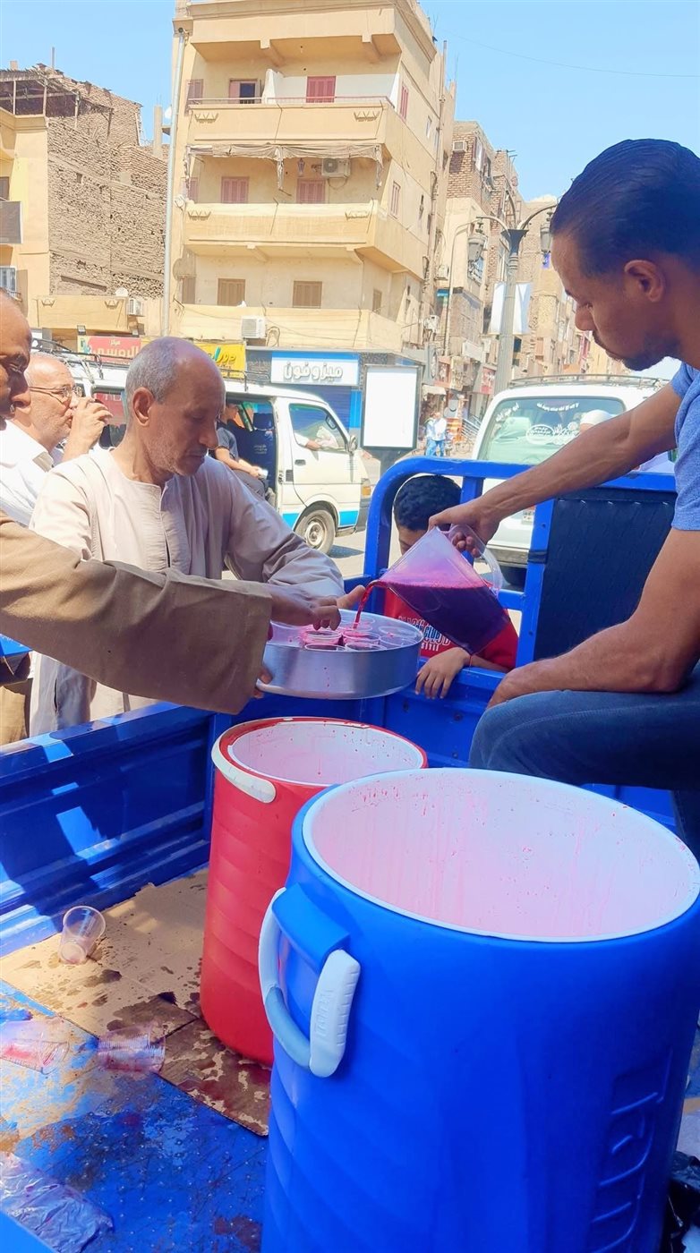 توزيع العصائر على الأهالي عقب الجمعة بالأقصر