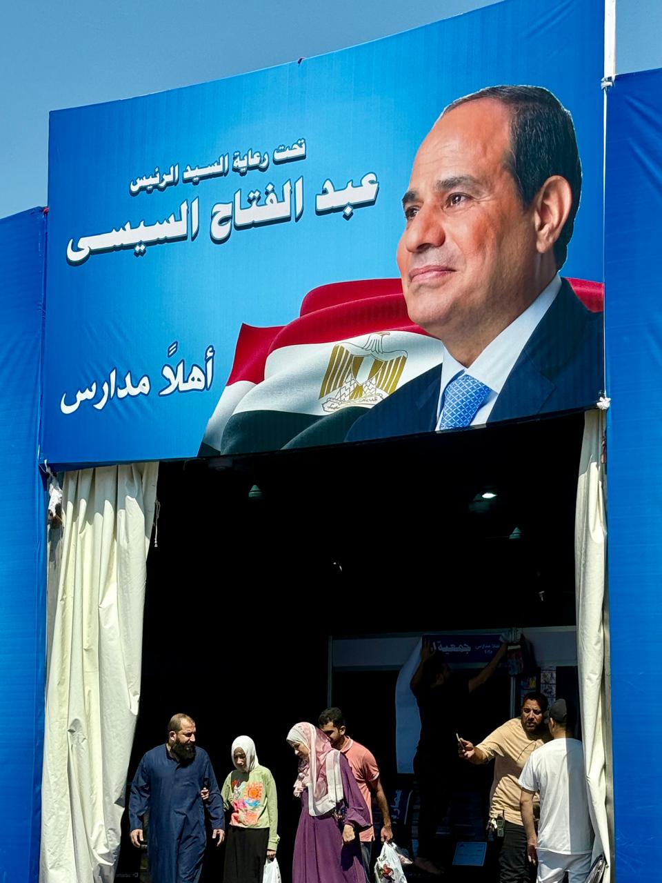 محافظ الجيزة يتابع تجهيزات معرض أهلًا مدارس بإمبابة