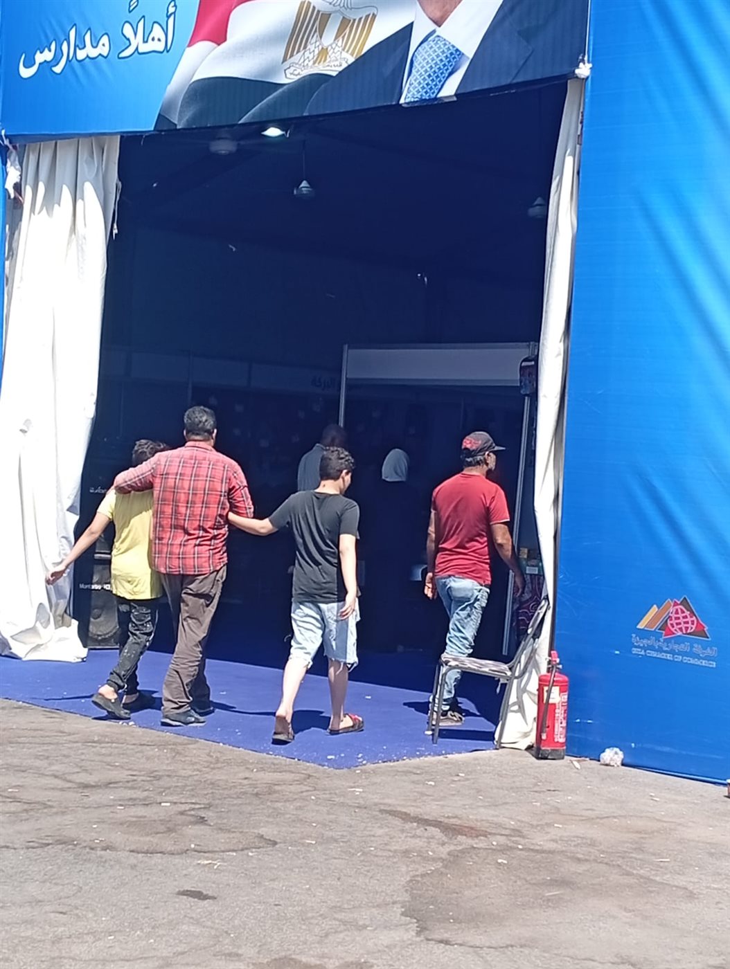 محافظ الجيزة يتابع تجهيزات معرض أهلًا مدارس بإمبابة