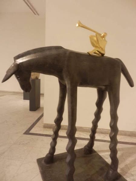 <strong>القبض على المتهم بسرقة مجسم 