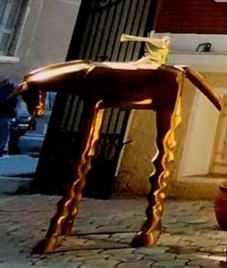 <strong>القبض على المتهم بسرقة مجسم 