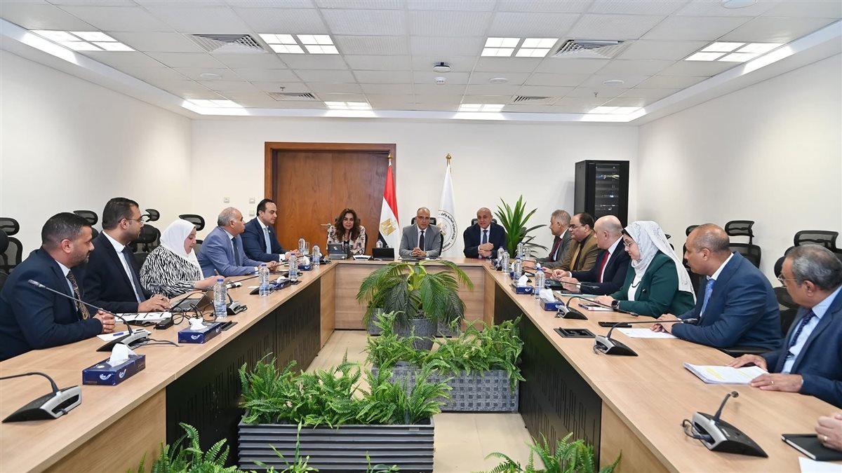 اجتماع محافظ الأقصر ووزراء التنمية المحلية والموارد المائية