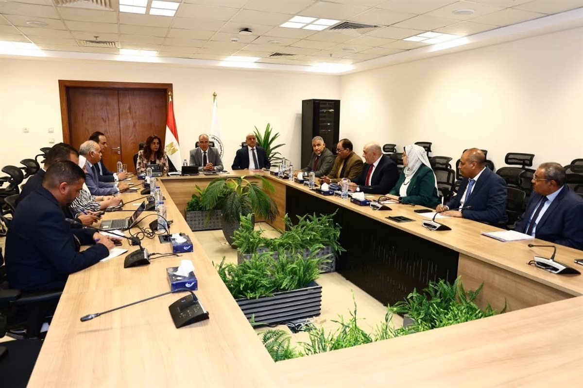 اجتماع محافظ الأقصر ووزراء التنمية المحلية والموارد المائية