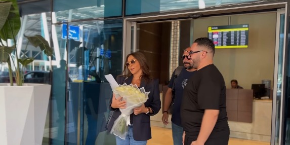 إليسا تصل للقاهرة استعدادًا لـ حفلها غدًا بـ أحد الفنادق