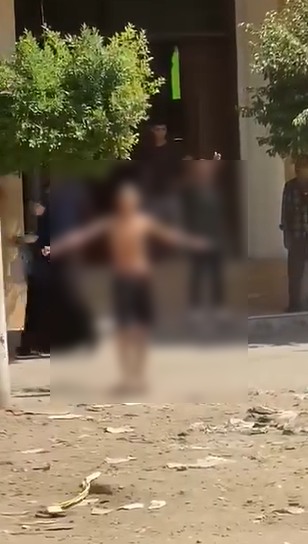 <strong>ل مجموعة أشخاص عارين يحاولون منع المصلين</strong>