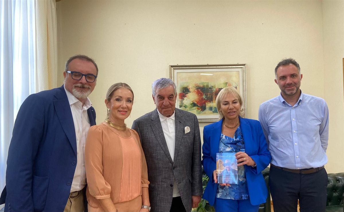 زاهي حواس مع عمدة مدينة لاتينا الإيطالية