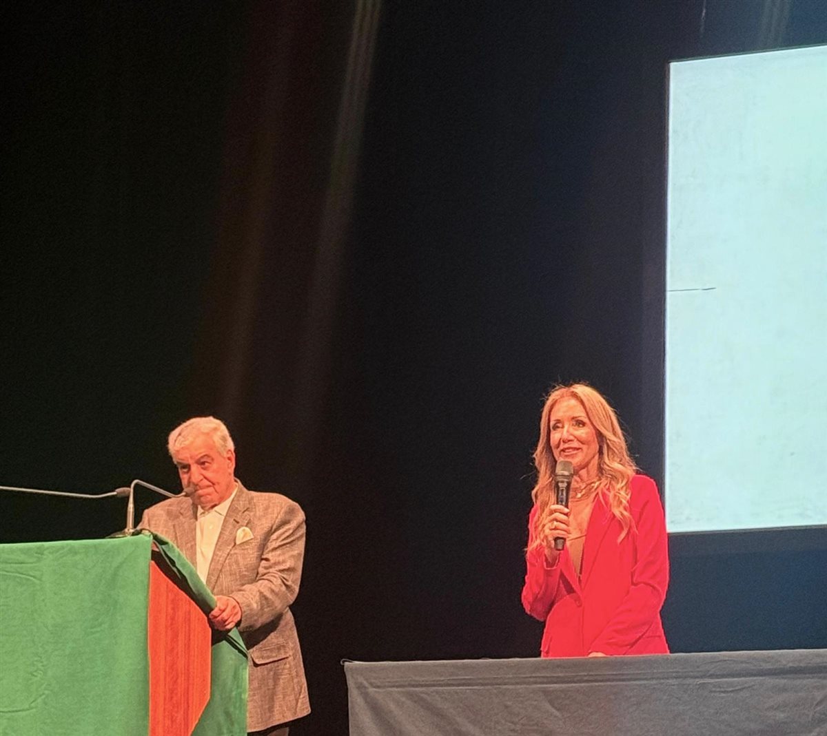 زاهي حواس مع عمدة مدينة لاتينا الإيطالية