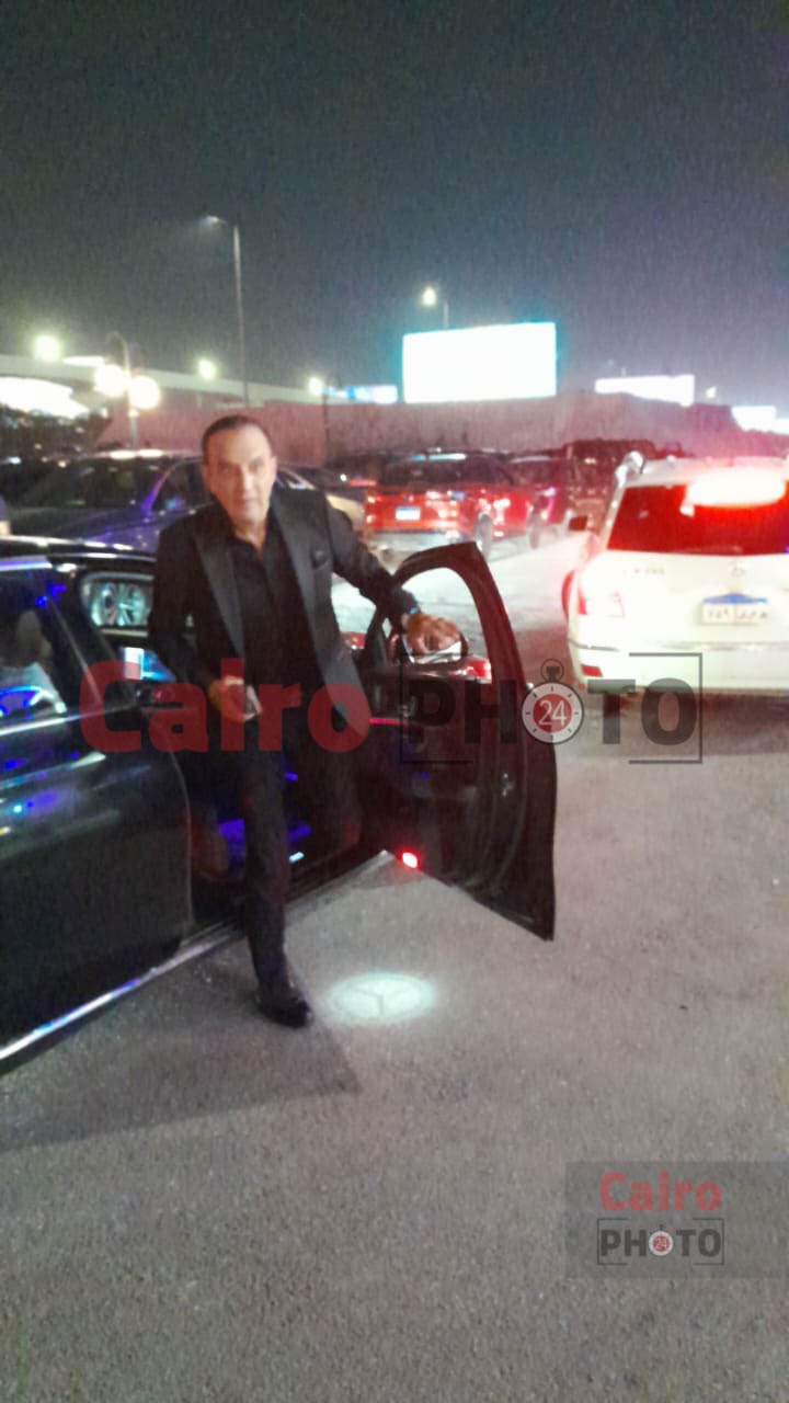 طارق علام يصل مسجد الشرطة لتقديم واجب العزاء