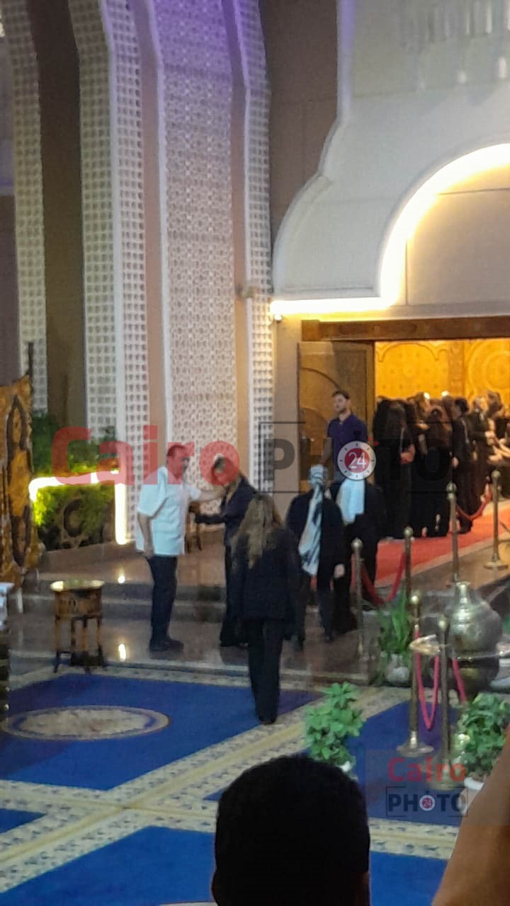 يسرا نقدم واجب العزاء في الراحل عمرو ستين