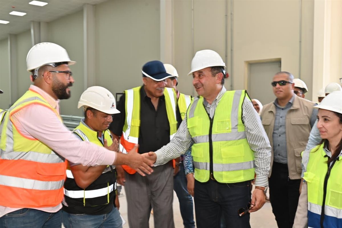  أجرى المهندس محمد شيمي وزير قطاع الأعمال العام، جولة تفقدية موسعة بمشروع المجمع الصناعي لشركة مصر للغزل والنسيج وصباغي البيضا بكفر الدوار،