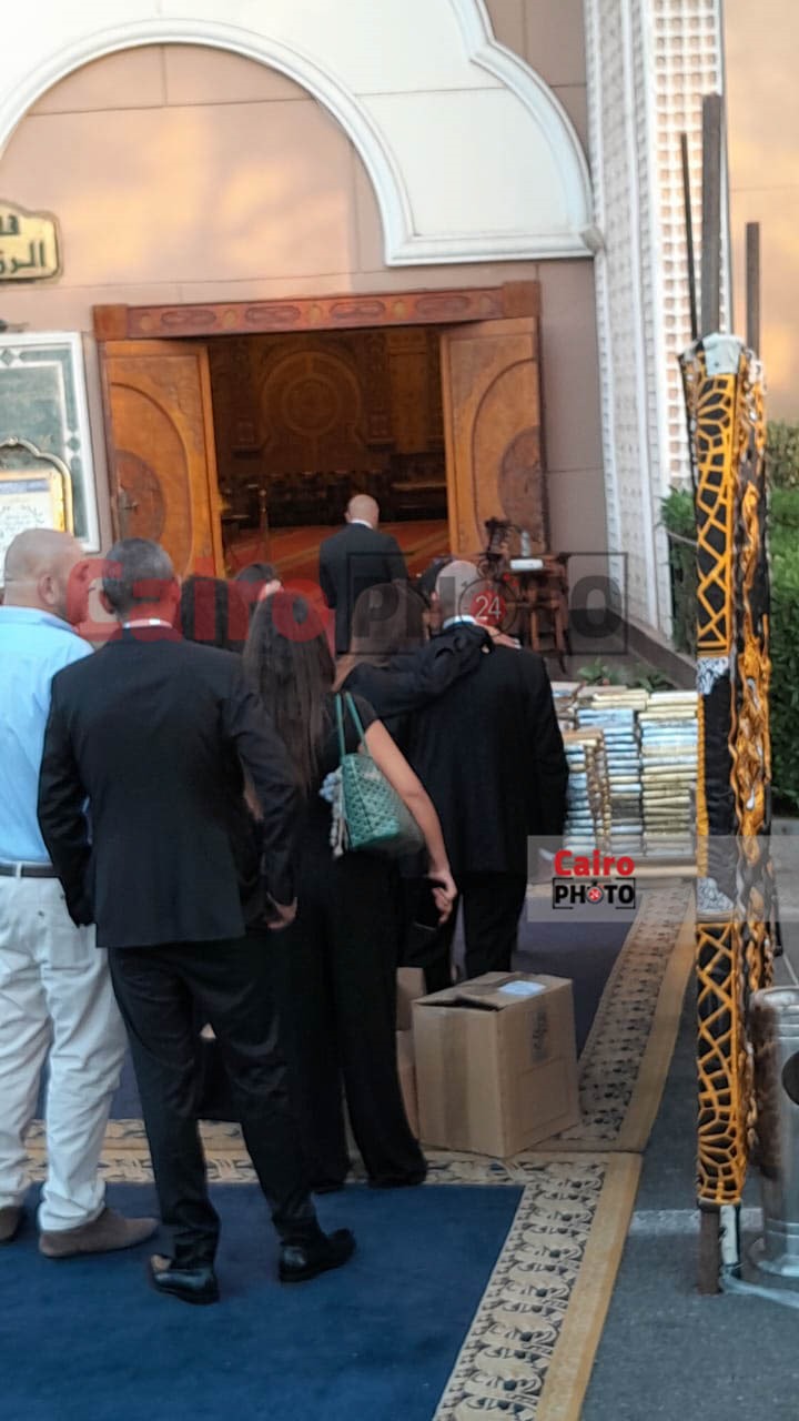 لحظة وصول مريم عامر منيب لتلقي عزاء خطيبها الراحل عمرو ستنين