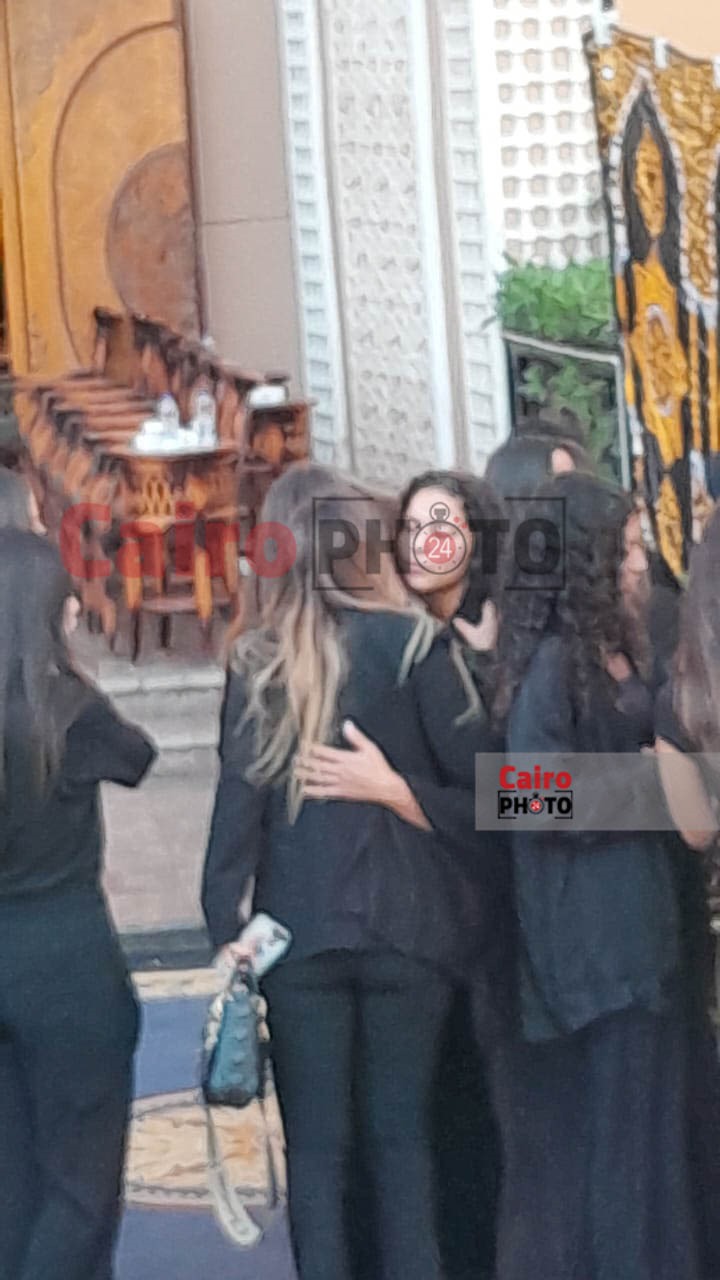 لحظة وصول مريم عامر منيب لتلقي عزاء خطيبها الراحل عمرو ستنين