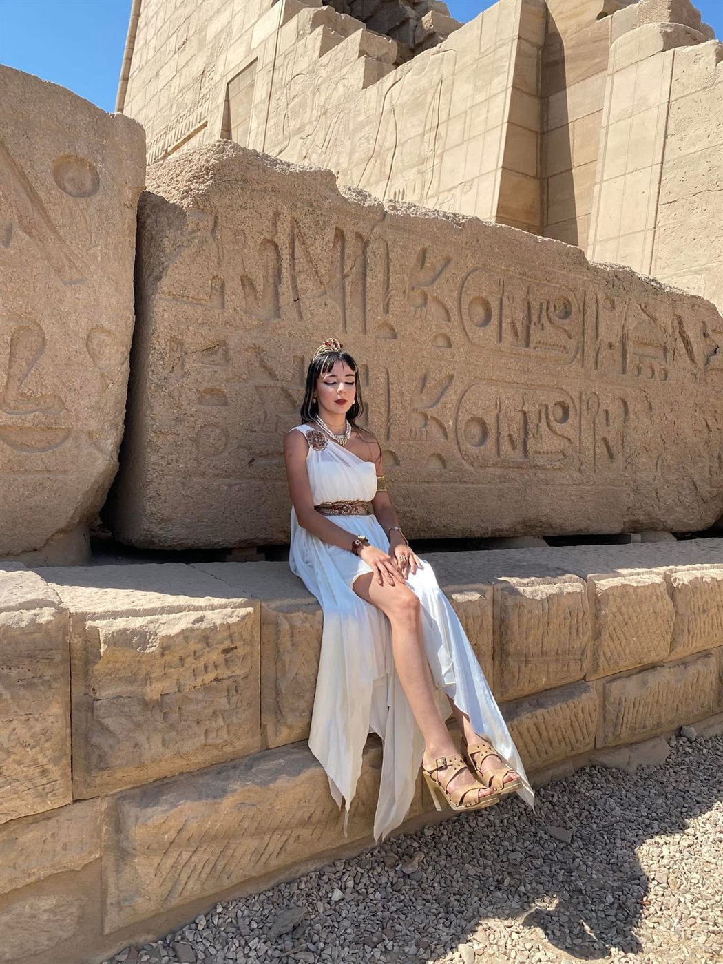 سائحة تركية تعيش اجواء كليوبترا بالكرنك
