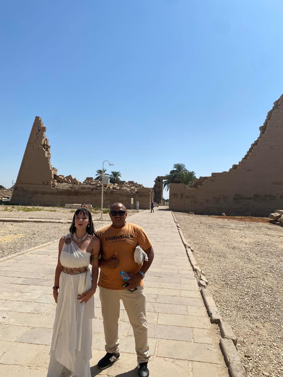 سائحة تركية تعيش اجواء كليوبترا بالكرنك