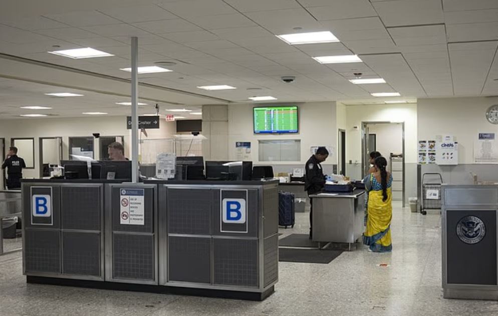 آلة ترحيل تعمل بالذكاء الاصطناعي