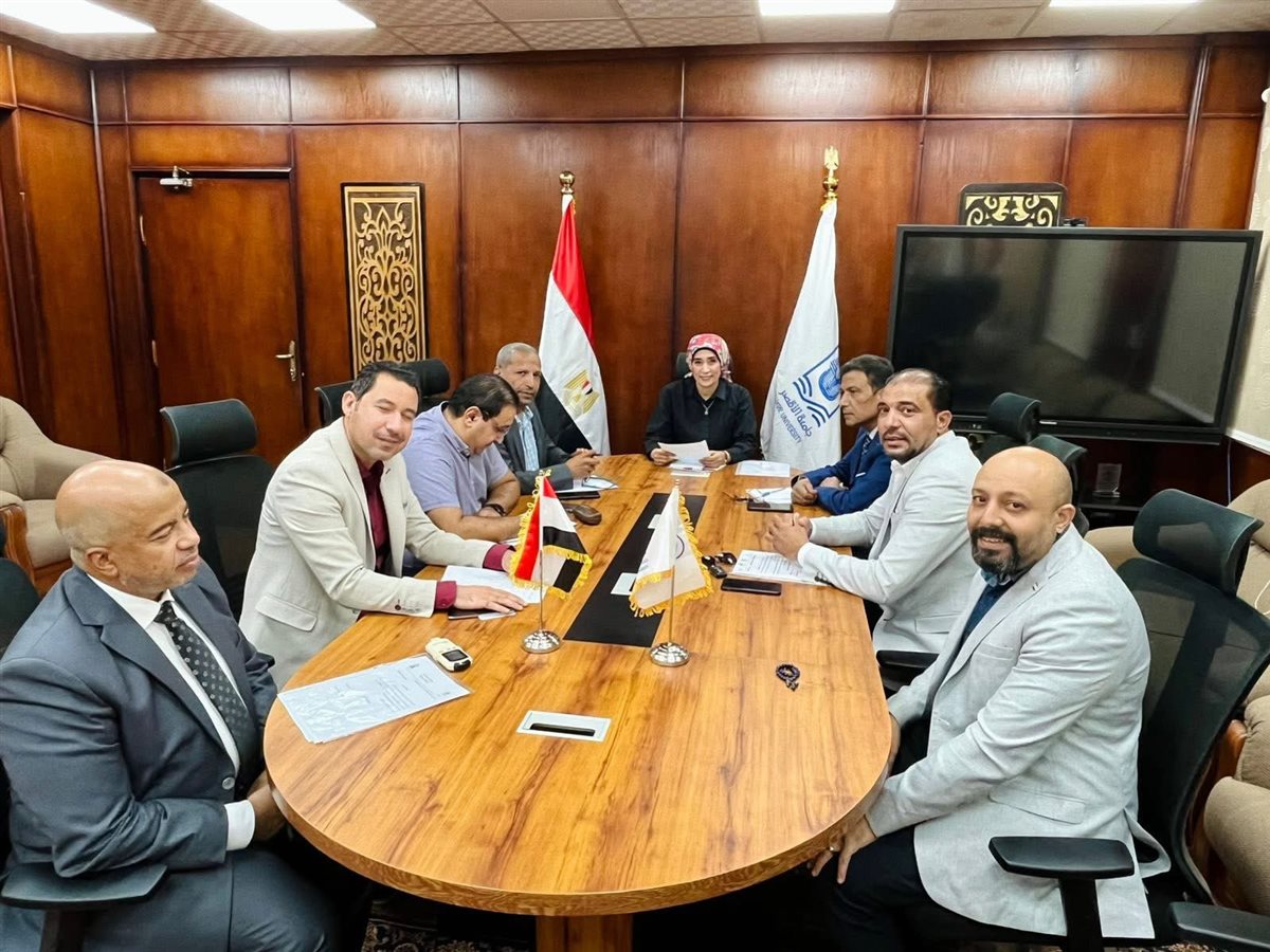 اجتماع رئيس جامعة الأقصر وعمداء الكليات