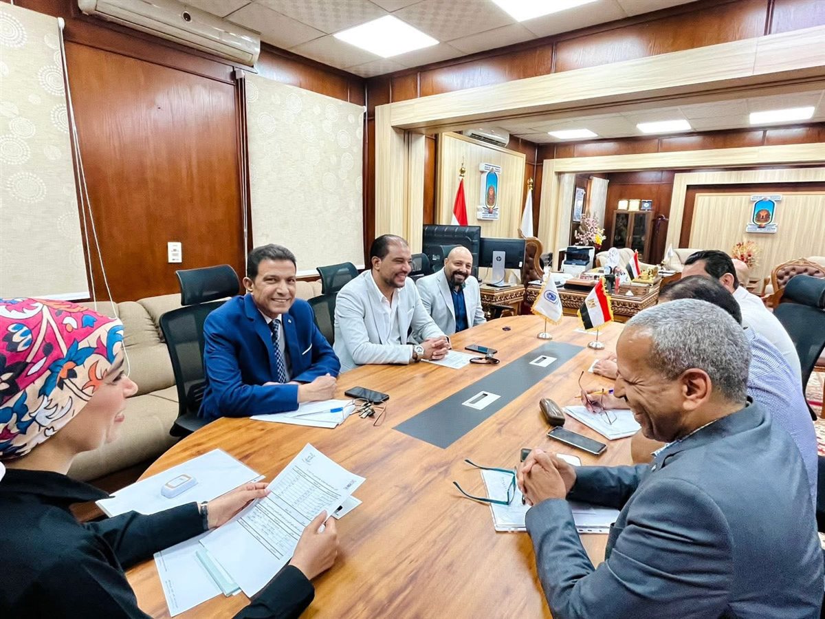 اجتماع رئيس جامعة الأقصر وعمداء الكليات