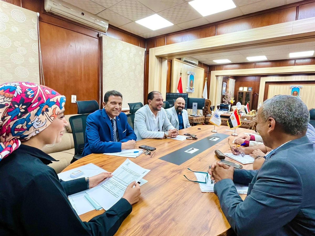 اجتماع رئيس جامعة الأقصر وعمداء الكليات