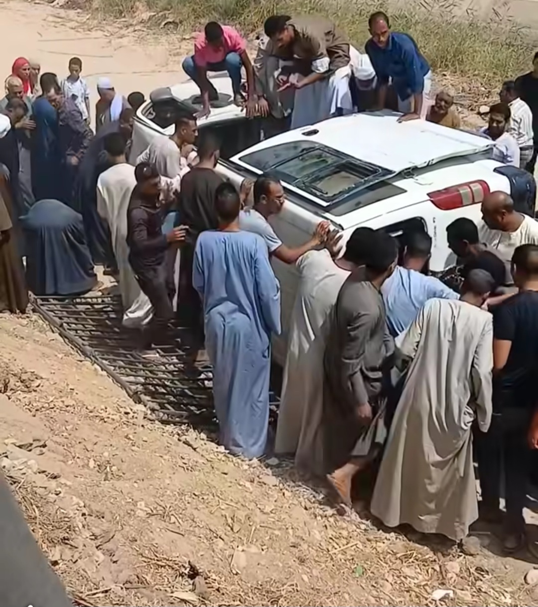 انقلاب سيارة ميكروباص على طريق قفط قنا