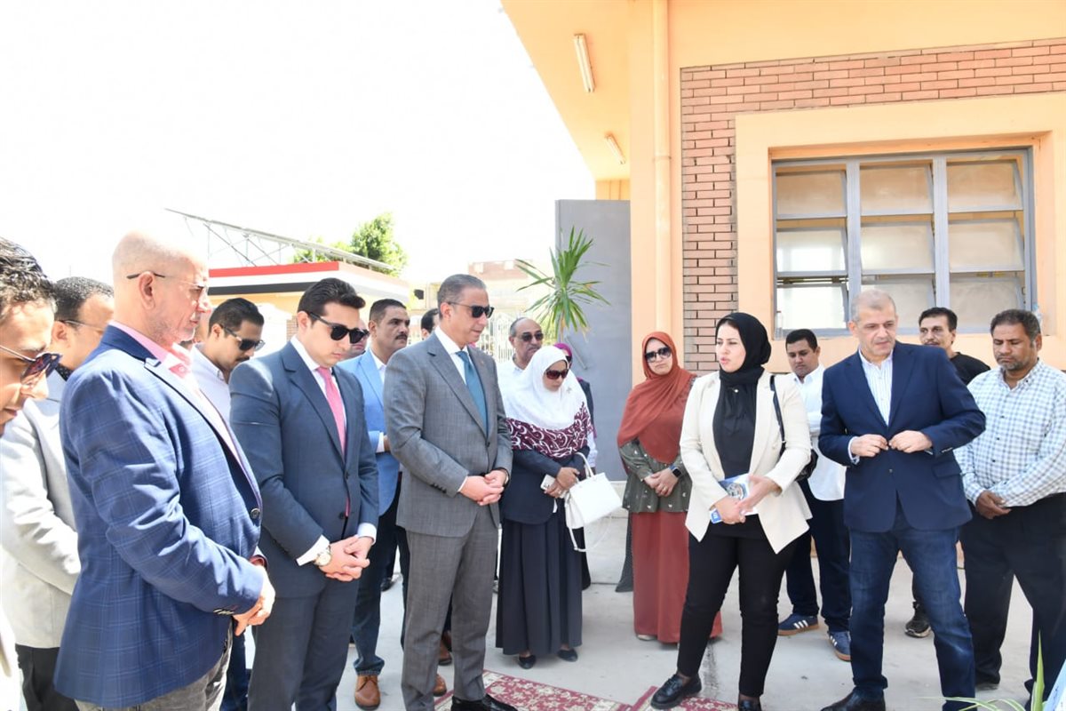 محافظ الفيوم يتفقد محطة توليد الكهرباء من الطاقة الشمسية بمشروع رفع الصرف الصحي بالإعلام