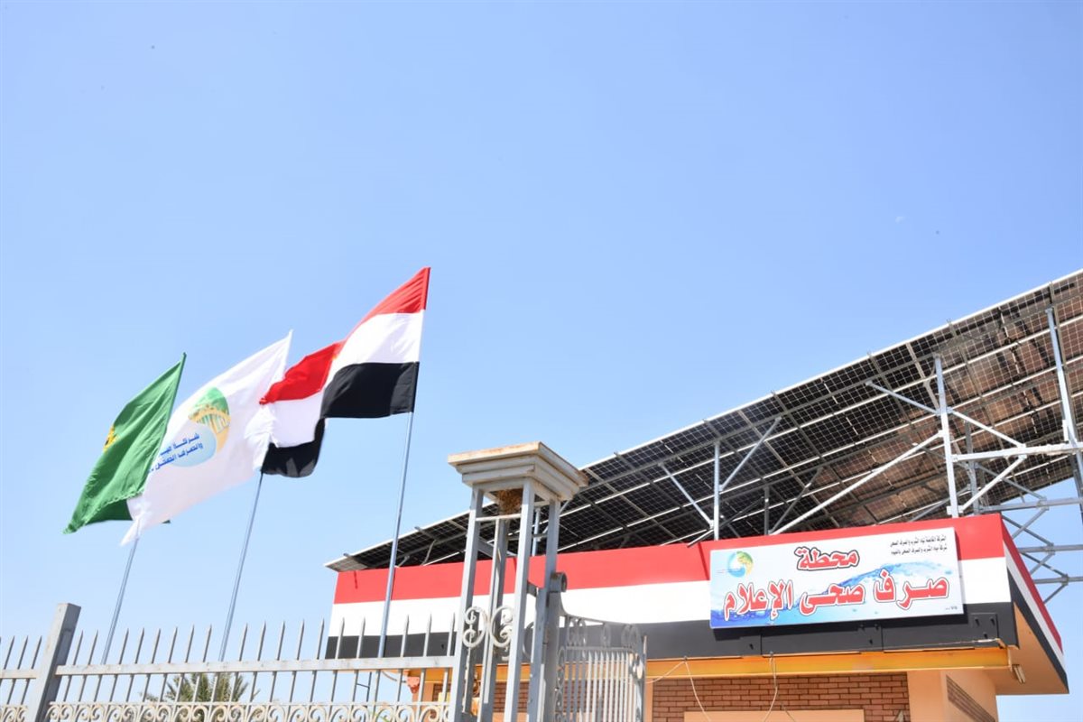 محافظ الفيوم يتفقد محطة توليد الكهرباء من الطاقة الشمسية بمشروع رفع الصرف الصحي بالإعلام