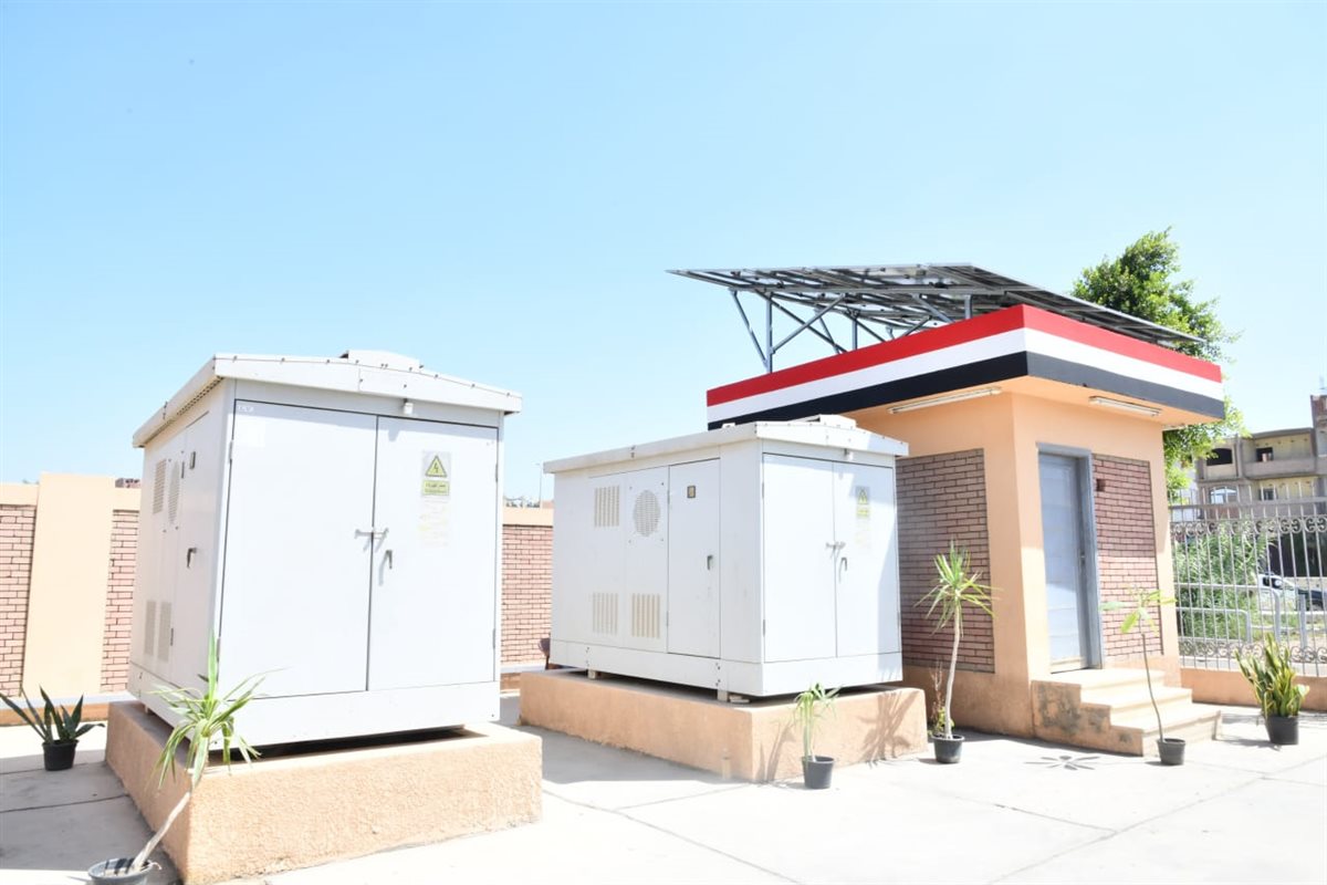 محافظ الفيوم يتفقد محطة توليد الكهرباء من الطاقة الشمسية بمشروع رفع الصرف الصحي بالإعلام