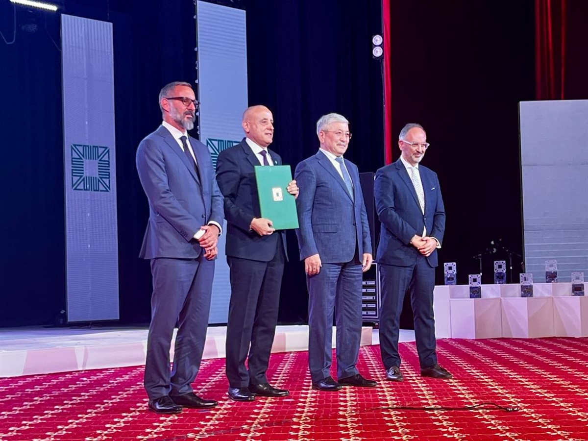 محافظ الأقصر يتسلم جائزة الأغاخان 