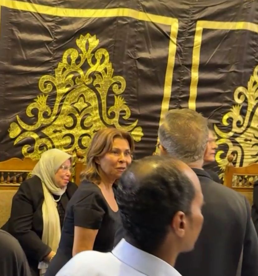 علي الحجار وسلوى محمد علي يقدمان واجب العزاء بأرملة سيد مكاوي بمسجد مكرم